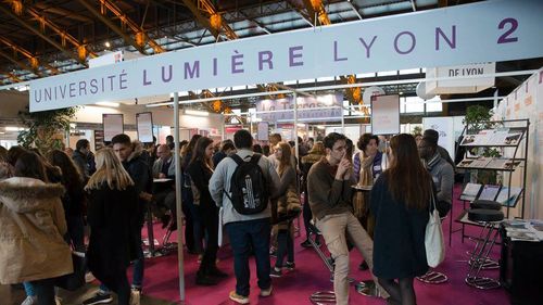 Sute de studenţi au protestat în Franța după ce un coleg de-al lor şi-a dat foc la Lyon: Tânărului îi fusese tăiată bursa pentru că a rămas repetent vreme de trei ani la rând