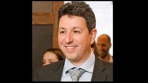 Un lector al Universității din Craiova, mare admirator al Rusiei, pledează cauza Chinei și cere ca România să își facă rețele 5G și reactoare nucleare cu Beijingul. Florin Păsătoiu a fost protagonistul unui scandal cu fake-news