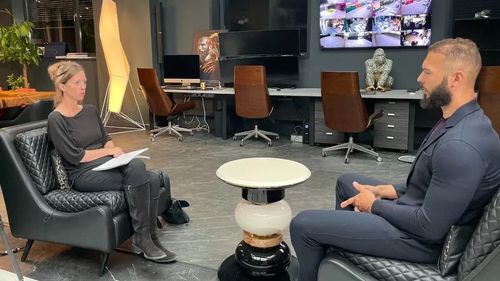 Andrew Tate, agresiv în timpul unui interviu acordat BBC: "Nu tu ești șefa aici! Te-am primit în casa mea / Jurnalista: Eu pun întrebări aici! Tu trebuie să dai răspunsurile!”