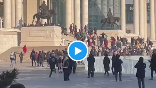 VIDEO Ulan Bator: Protestatarii încearcă să ia cu asalt Palatul Guvernului / În centrul nemulțumirilor - o deturnare de fonduri de aproape 13 miliarde de dolari