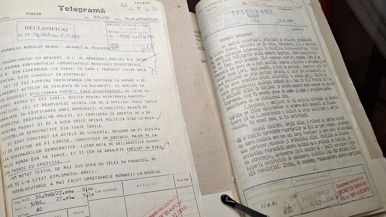 Ministerul de Externe a expus în premieră la Noaptea Muzeelor documente desecretizate din anii 90 despre revenirea în țară a Regelui Mihai I și Mineriada din 13-15 iunie 1990 soldată cu morți și răniți în rândul manifestanților anti-Iliescu