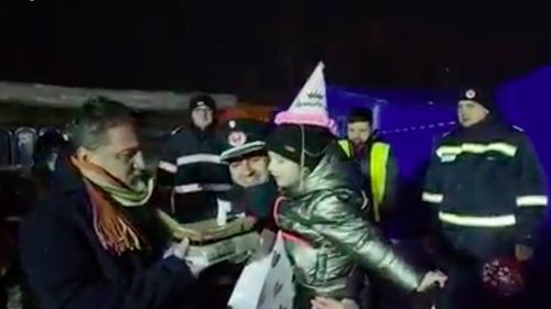 VIDEO Cum s-au mobilizat echipajele ISU și voluntarii pentru a o sărbători pe Ariana, o fetiță ucraineană care a împlinit 7 ani în ziua în care a ajuns în tabăra de la Siret