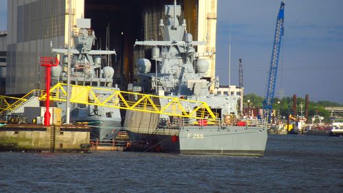 Germania afirmă că mai multe dintre navele sale de război au fost sabotate / În sistemul de propulsie al unei corvete au fost introduse așchii de metal / Un viceamiral sugerează că în spatele războiului hibrid este Rusia