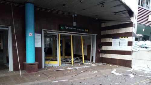 Rușii au bombardat o stație de metrou din Kiev, distrugând fațada și birourile acesteia/ Stația, aproape de centrul capitalei, a fost închisă