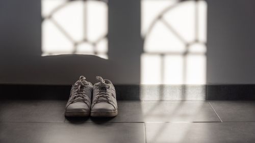 Un bărbat din Grecia a intrat pe proprietățile vecinilor pentru a le mirosi pantofii/ A fost condamnat cu suspendare și trimis la terapie