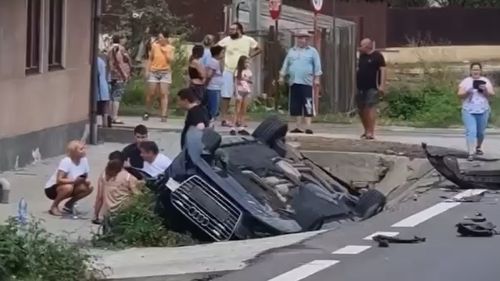 UPDATE Ministrul Familiei, Natalia Intotero, preluată de ambulanță în urma unui accident pe Valea Oltului / Intotero era pasager în una dintre mașinile implicate