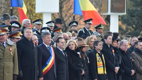 VIDEO FOTO Președintele Iohannis a participat la parada militară de Ziua Națională la Alba Iulia/ Huiduieli la adresa liderilor PSD/ Comisarul Corina Crețu a preferat compania opoziției