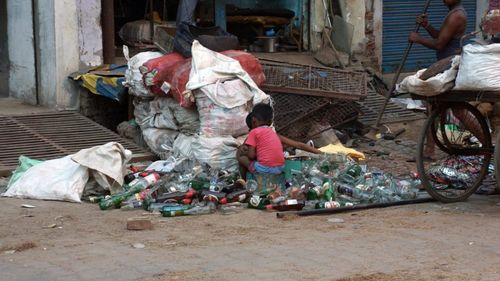 India a interzis obiectele de plastic de unică folosinţă pentru a lupta contra deşeurilor care sufocă râurile şi otrăvesc fauna şi flora