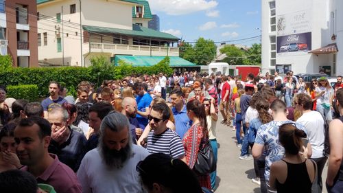 FOTO Cozi uriașe la vot în marile orașe universitare din țară: Oamenii trebuie să aștepte și 3 ore pentru a putea vota