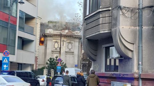 Incendiu la o clădire dezafectată din centrul Capitalei / Traficul în zonă e blocat / Există risc de prăbușire a clădirii
