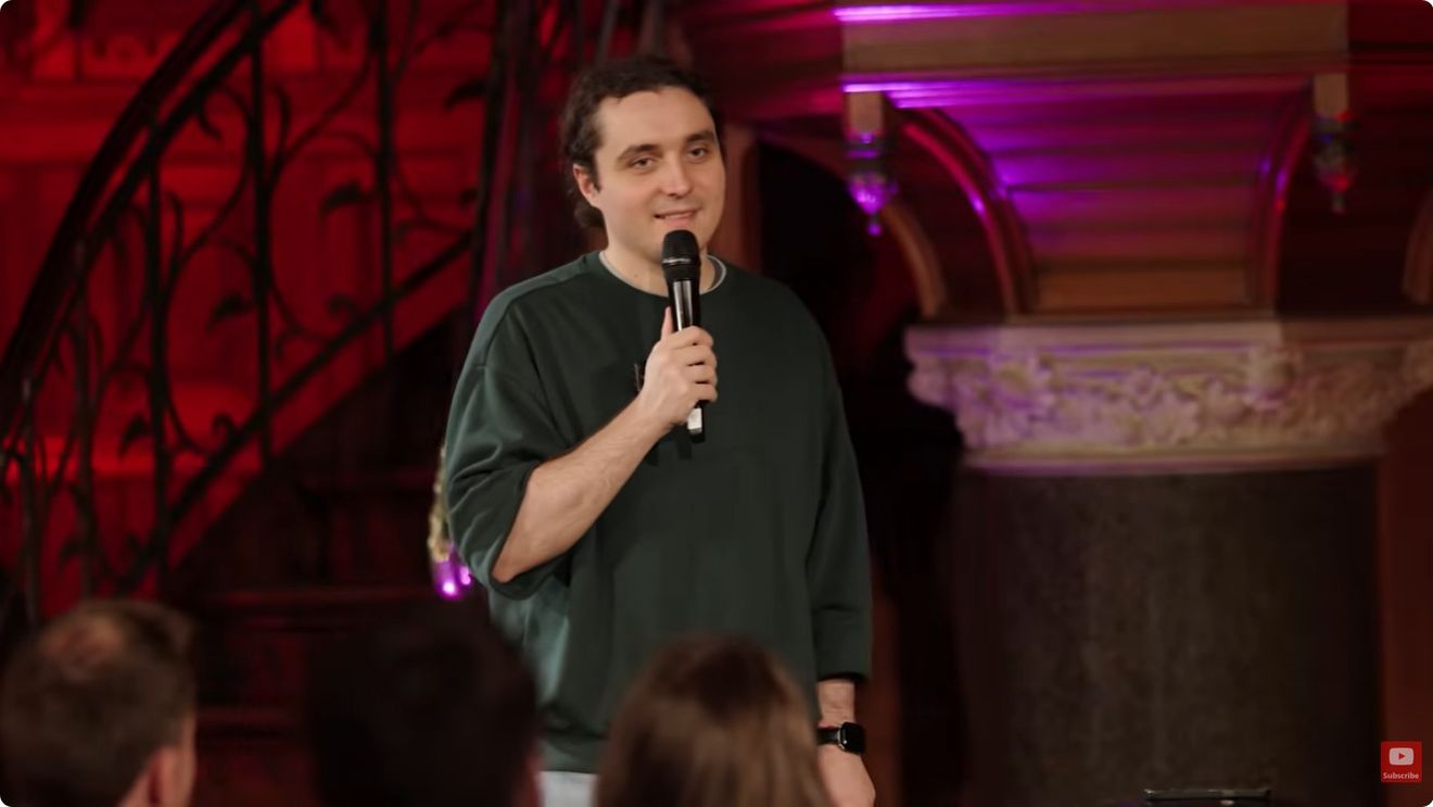 VIDEO Dragoș, comediantul român care face glume în engleză / Alți comici români îi calcă pe urme: Victor Pătrășcan, stabilit la Londra, Bianca Lala și Luana Matei la Amsterdam - reportaj Le Monde