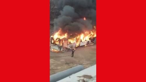 Galați: Un autobuz al societății de transport public a fost mistuit de un incendiu în trafic