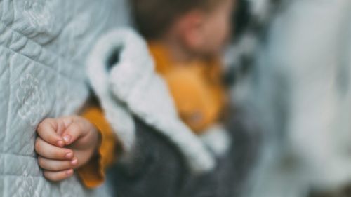 Cazul unui copil de doi ani găsit mort de foame lângă tatăl său decedat şochează Marea Britanie/ Întrebări despre eventuale eşecuri ale poliţiei şi serviciilor sociale