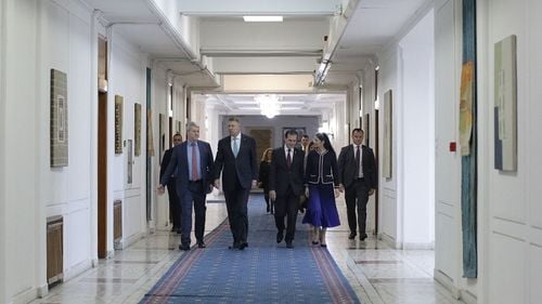 VIDEO Iohannis și Orban îl instalează pe Cătălin Predoiu la Ministerul Justiției / Iohannis, în timp ce vorbea Birchall: Doamna ministru, ne lăsați și nouă ceva de zis?