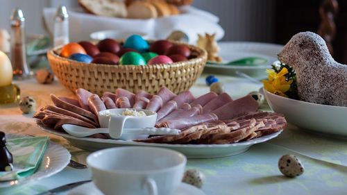 Oferte de Paşte pe Valea Prahovei: cină cu muzică live sau DJ, prânz festiv şi acces la spa: 7.000 de lei pentru o familie cu doi copii / Prețurile pornesc de la 300 de lei de persoană / În Poiana Brașov se va putea schia