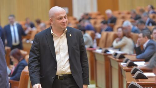 Scandal în Camera Deputaților / Silviu Vexler, inițiatorul legii care combate extremismul, a rupt, în plen, o fotografie cu portretele lui Eminescu, Goga și Eliade, personalități controversate pentru xenofobia și antisemitismul lor