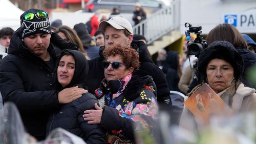 Mărturii cutremurătoare din Crans-Montana: „M-am trezit sub trei, patru persoane care ardeau ușor, erau oameni morți în jur” / „A fost ca într-un film de groază. Mi-am pierdut cea mai bună prietenă, în brațele mele” / „Îmi caut fiul de mai bine de 30 de ore”