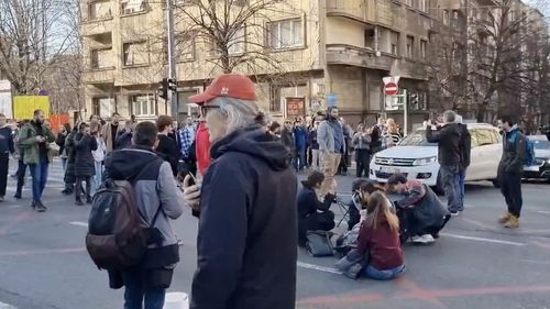 VIDEO Studenţii blochează străzile din Belgrad / Rezultatele alegerilor parlamentare din Serbia sunt în continuare contestate / ”Votul meu nu a fost respectat şi mă simt jignită”