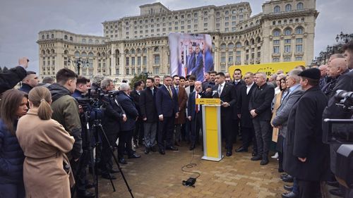 Protest al partidului extremist AUR în fața sediului Autorității Electorale Permanente împotriva comasării alegerilor