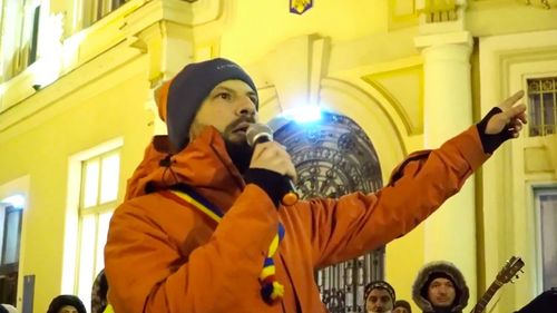 VIDEO Sibiu: Peste o sută de persoane manifestează în centrul orașului împotriva globalismului, vaccinării și certificatului verde