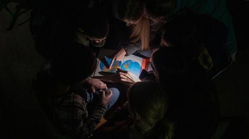 STUDIU: Peste 900 de ore în subteran este timpul mediu petrecut în buncăre de copiii din Ucraina, într-un an de război