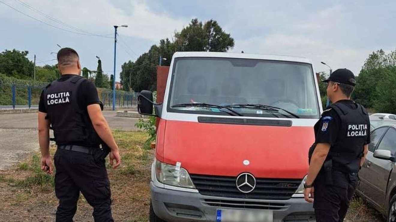 Constanța: Polițiștii au confiscat autoutilitara din care au fost aruncate deşeurile provenite în urma arderii unei biserici