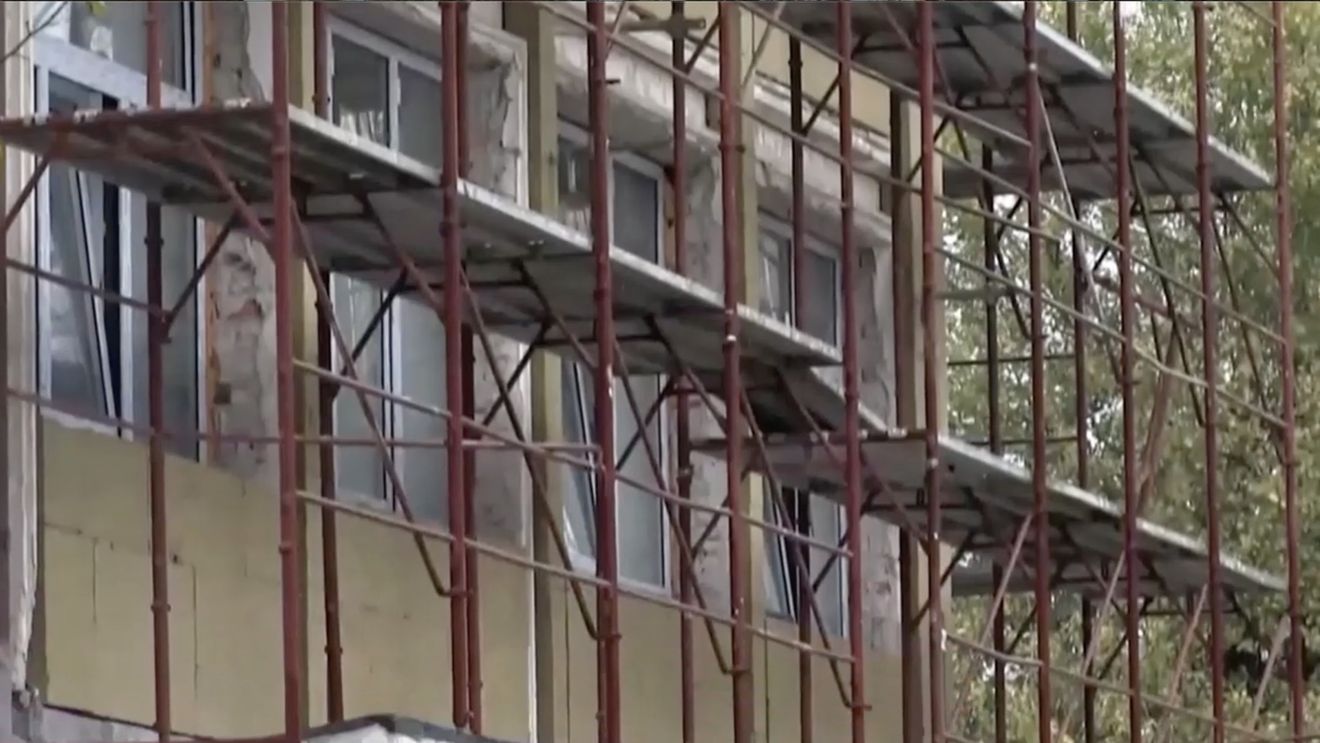 VIDEO Școală din Constanța, reabilitată din fonduri PNRR, cu pereți infiltrați de apă. Lipsesc uși, calorifere, iar copiii învață cu gecile pe ei
