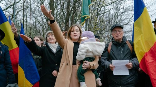 Cine sunt inculpații trimiși în judecată pentru utilizarea de simboluri legionare la comemorarea din 2024 a lui Zelea Codreanu / Printre ei, ”Doamna cu copilul în brațe” care saluta legionar și șeful autoproclamat al Mișcării Legionare din România