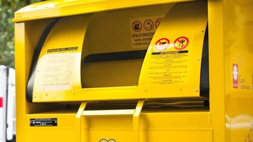 Bisericile din Brașov sprijină colectarea hainelor uzate / Peste 50 de biserici din județ au permis amplasarea de containere pentru colectarea lor / Sunt trimise în Africa pentru reciclare