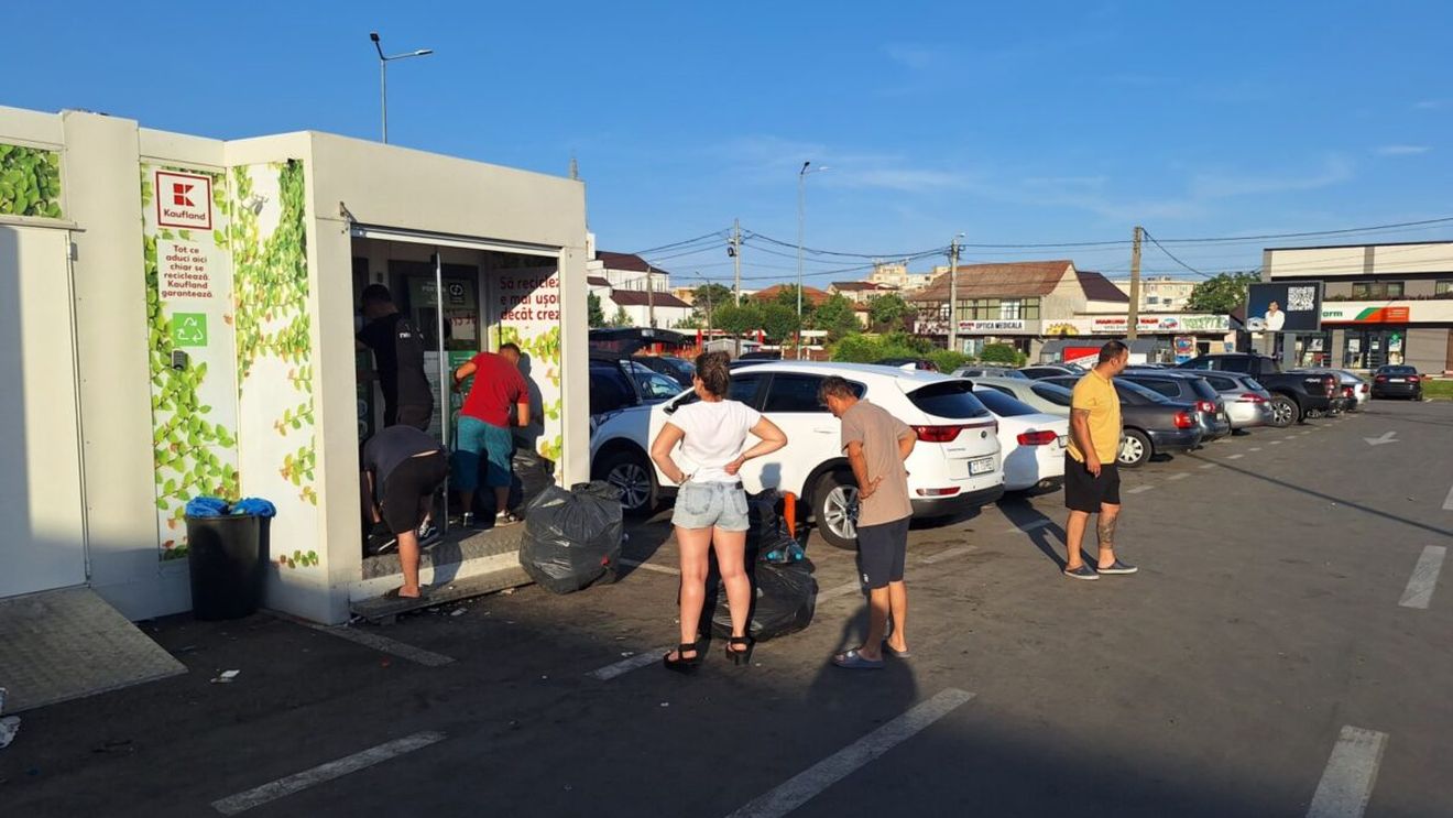 Numărul românilor care reciclează în sistemul ReturRO crește exponențial, spune managerul comercial al programului. Dar care sunt provocările când ajungi la pubelă?