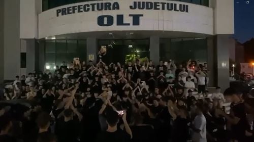 VIDEO Sute de tineri au protestat în Slatina împotriva corupției. Ei suspectează mușamalizarea anchetei în cazul morții unui tânăr care s-a înecat la o petrecere