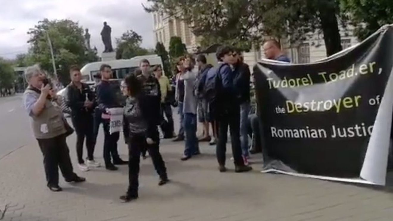 VIDEO Protest împotriva lui Tudorel Toader în plină conferință cu președintele Curții de Justiție a UE. Șeful CJUE: ”Aceasta este o expresie sănătoasă a pluralismului democratic”