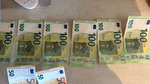 Suceveanul Valentin Juravle, acuzat că a construit o tipografie ilegală pentru falsificarea de euro, e judecat într-un alt dosar de tâlhărie. El a fost eliberat din arest în 2023, când avocatul său era actualul prefect de Suceava