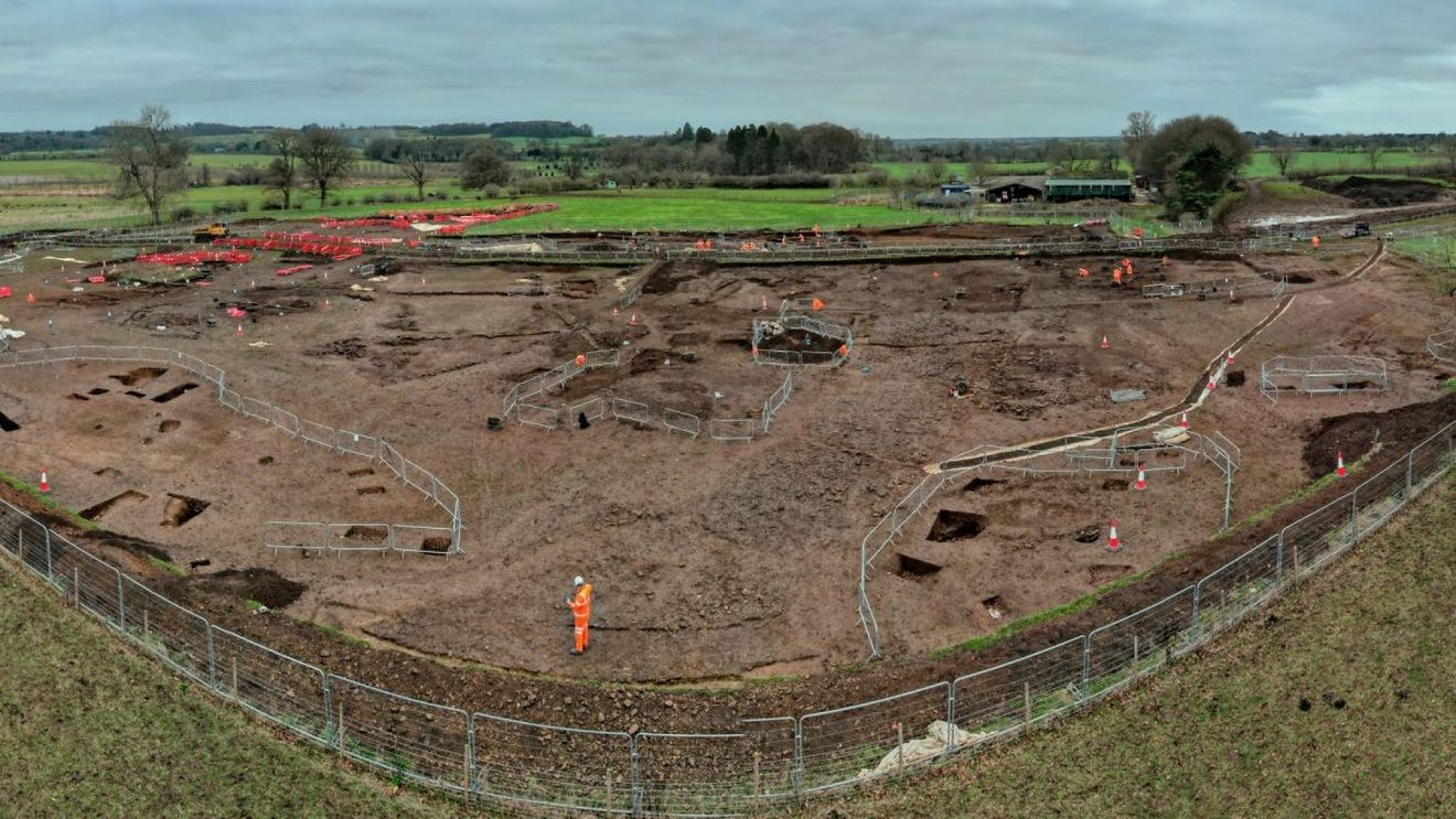 FOTO&VIDEO Arheologii britanici au descoperit rămășițele unui oraș roman comercial pe un câmp din Northamptonshire / Așezarea ar data înainte de epoca fierului