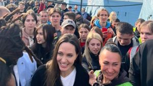 VIDEO Angelina Jolie a vizitat Ucraina/ Actrița a mers într-o cafenea din Liov și în gară pentru a-i întâmpina pe refugiații ucraineni din Donețk