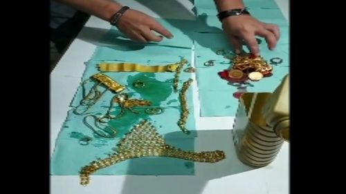 Femeie suspectă de furt de bijuterii din Franța, prinsă în Albița/ Prada era ascunsă în recipiente cu ulei de motor și cutii de cremă de mâini