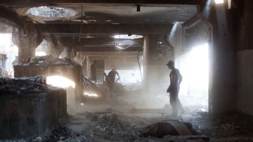 Deșeurile din ruinele unui complex industrial construit în Albania pe vremea dictaturii lui Enver Hoxha încă otrăvesc mediul după 35 de ani