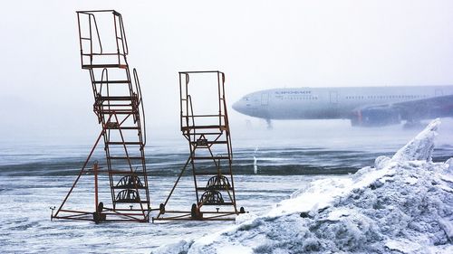 Un avion Ryanair a aterizat pe aeroportul Băneasa, după ce una din pistele de pe Otopeni a fost închisă pentru îndepărtarea zăpezii / Avionul a ajuns la destinație cu o întârziere de 2 ore