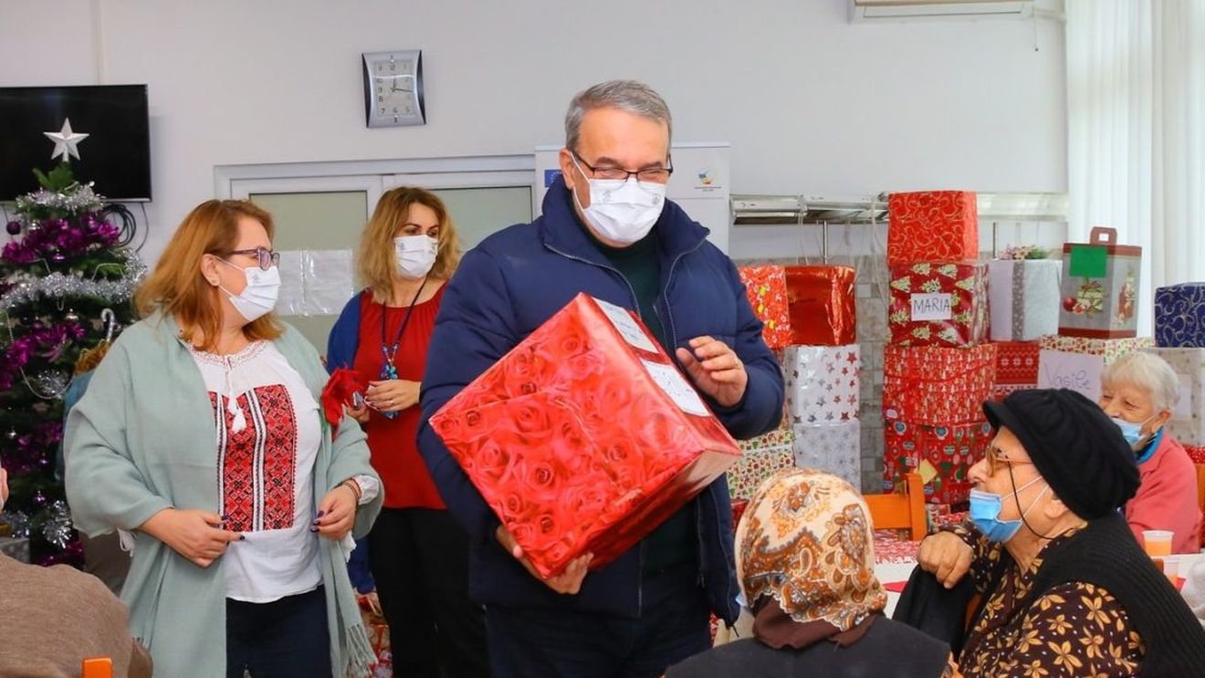 Primăria Constanța a confiscat politic cadourile unor elevi pentru vârstnicii instituționalizați/ Părinte: ”Nu vrem să ne creștem copiii în mentalitatea de unelte ale oamenilor politici”