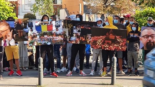 FOTO Procesul Colectiv, exploatat în plină campanie. Câteva zeci de persoane protestează în fața Curții de Apel cu pancarte anti-Piedone, condamnat la 8 ani și 6 luni în primă instanță