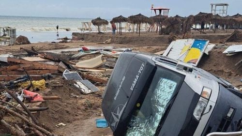 Primarul din Limanu acuză Apele Române că închiriază agenților economici zone cu probleme în timpul inundațiilor: ”Cererile noastre nici n-au fost analizate” / Apele Române: ”Infrastructura de canalizare a fost subdimensionată” (foto)