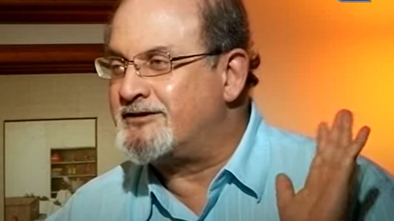 Salman Rushdie a fost conectat la un ventilator/ Agentul scriitorului: ”Îşi va pierde probabil un ochi, nervii de la braţ i-au fost secţionaţi şi a fost înjunghiat în zona ficatului”