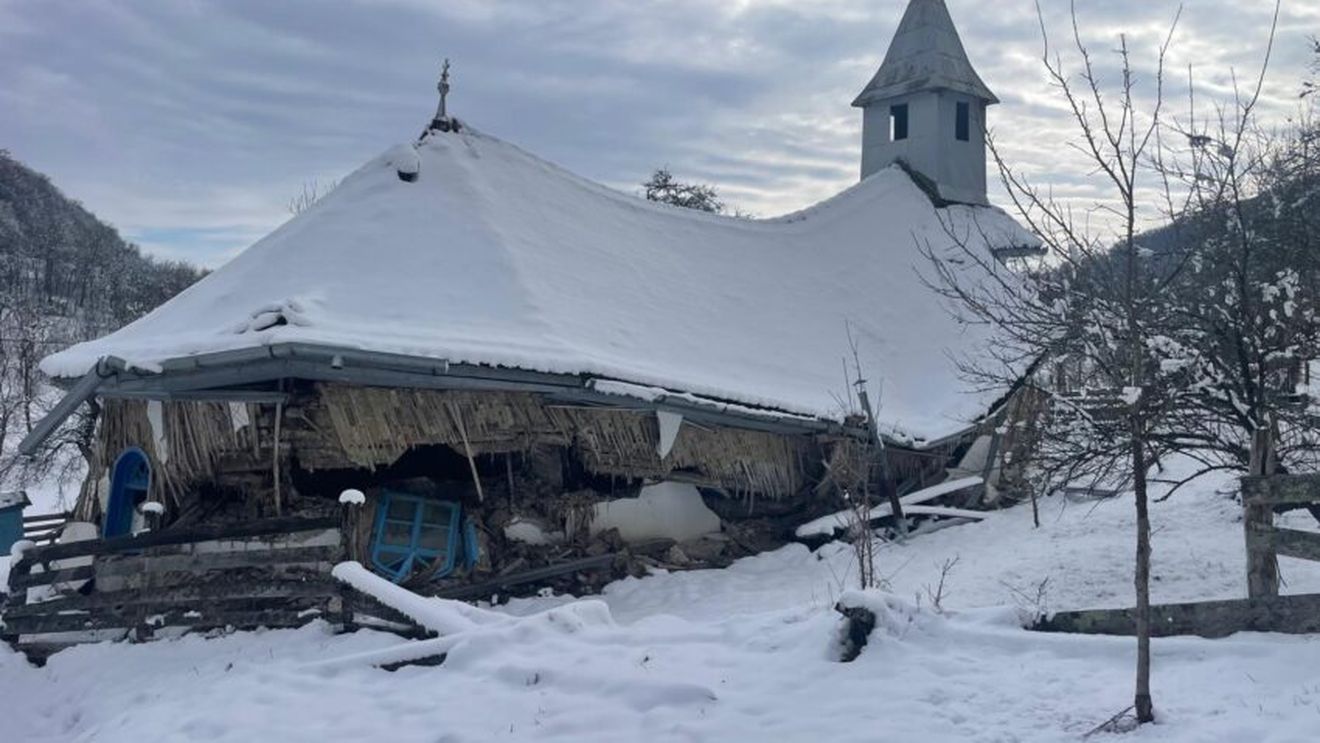 Biserică veche de 242 de ani, mâncată de o ciupercă / Biserica de lemn din satul Uilac, județul Harghita s-a prăbușit / ”Nu ne-am apropiat prea mult, deoarece se poate duce această ciupercă în orice încăpere”