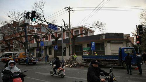 Autoritățile din China le cer oamenilor care au sub 50 de kilograme să stea în case, ca să nu fie luați pe sus de vânt