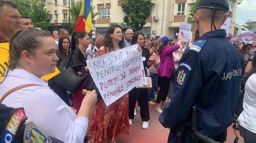 Lista risipei de bani publici. Ce cheltuieli ar putea tăia Guvernul pentru a majora salariile profesorilor