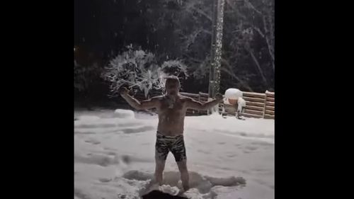 Fostul șef al ANAF, Lucian Heiuș, imagini video în care arată cum se „scaldă” în zăpadă, dezbrăcat aproape complet
