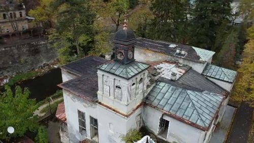  Vila împărătesei Sisi din Herculane riscă să fie distrusă. Hoții au furat acoperișul de cupru, iar apa roade tavanele