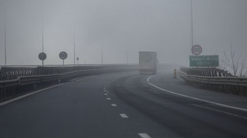 Cod galben de ceaţă densă în 11 judeţe, inclusiv în Capitală, duminică dimineaţa