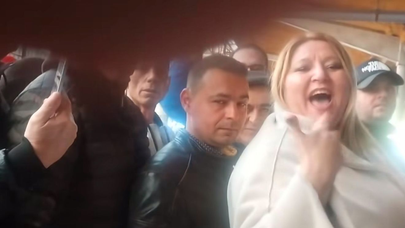 VIDEO Șoșoacă, înfruntată de un revoluționar, la Brăila: "Pe bunicii noștri i-au omorât rușii și vii tu să aduci iar rușii?"/ Șosoacă: "Rusia a câștigat războiul cu Ucraina"