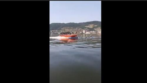 VIDEO O barcă cu motor a lovit în plin un caiac cu patru sportivi pe Dunăre. Toți cei patru tineri au supraviețuit